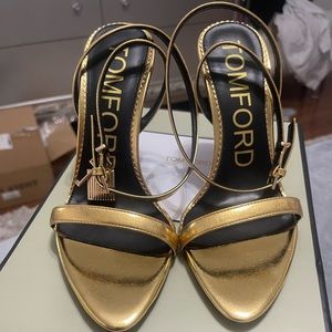 size EU 7. dust bag and box included. look like the real ones.